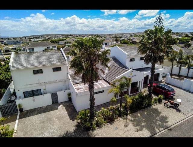 8 BEDROOM HOUSE FOR SALE IN COUNTRY CLUB